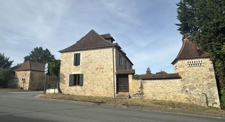 En Périgord Noir, dans la commune d’Hautefort, propriété ancienne entièrement rénovée offrant cinq grandes chambres, un sous-sol à usage de stockage, une grande grange et une ancienne piscine à rénover.
