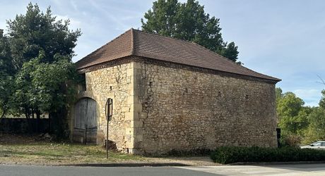 En Périgord Noir, dans la commune d’Hautefort, propriété ancienne entièrement rénovée offrant cinq grandes chambres, un sous-sol à usage de stockage, une grande grange et une ancienne piscine à rénover.