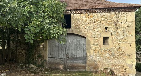 En Périgord Noir, dans la commune d’Hautefort, propriété ancienne entièrement rénovée offrant cinq grandes chambres, un sous-sol à usage de stockage, une grande grange et une ancienne piscine à rénover.