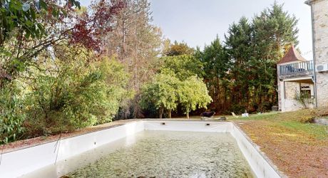 En Périgord Noir, dans la commune d’Hautefort, propriété ancienne entièrement rénovée offrant cinq grandes chambres, un sous-sol à usage de stockage, une grande grange et une ancienne piscine à rénover.