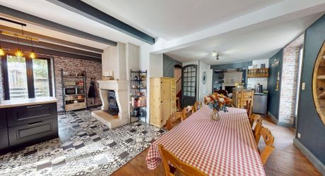 En Périgord Noir, dans la commune d’Hautefort, propriété ancienne entièrement rénovée offrant cinq grandes chambres, un sous-sol à usage de stockage, une grande grange et une ancienne piscine à rénover.