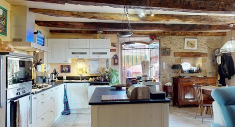 Maison de caractère avec dépendances dans un hameau authentique en Périgord Noir.