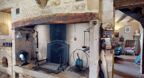 Maison de caractère avec dépendances dans un hameau authentique en Périgord Noir.