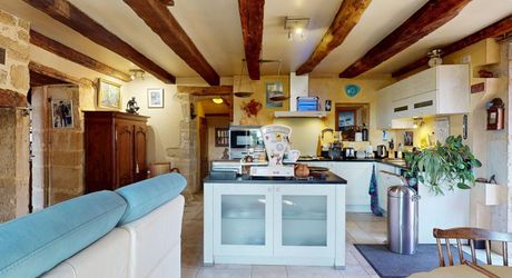 Maison de caractère avec dépendances dans un hameau authentique en Périgord Noir.