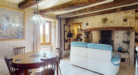 Maison de caractère avec dépendances dans un hameau authentique en Périgord Noir.
