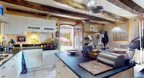Maison de caractère avec dépendances dans un hameau authentique en Périgord Noir.