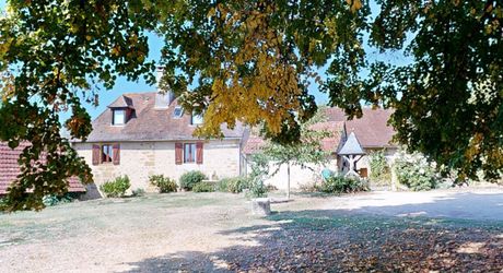 Maison de caractère avec dépendances dans un hameau authentique en Périgord Noir.