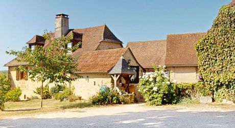 Maison de caractère avec dépendances dans un hameau authentique en Périgord Noir.