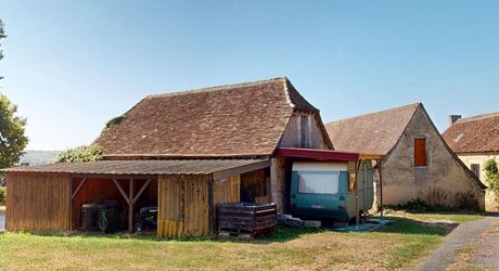 Maison de caractère avec dépendances dans un hameau authentique en Périgord Noir.