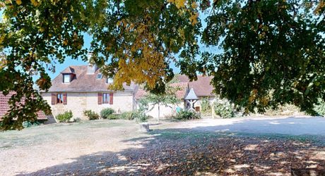 Maison de caractère avec dépendances dans un hameau authentique en Périgord Noir.