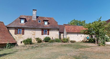 Maison de caractère avec dépendances dans un hameau authentique en Périgord Noir.