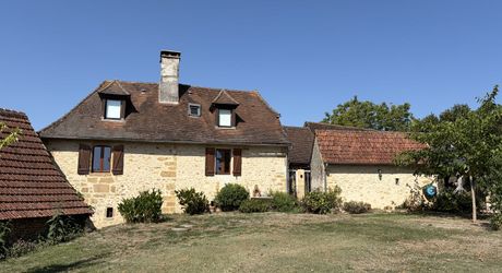 Maison de caractère avec dépendances dans un hameau authentique en Périgord Noir.