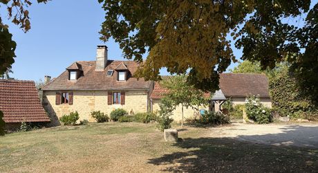 Maison de caractère avec dépendances dans un hameau authentique en Périgord Noir.