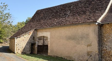 Maison de caractère avec dépendances dans un hameau authentique en Périgord Noir.