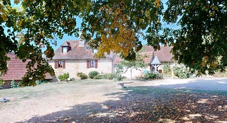 Maison de caractère avec dépendances dans un hameau authentique en Périgord Noir.