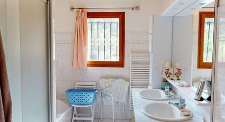 Rare à Montignac-Lascaux : à proximité à pieds des commerces et services, maison de plain-pied offrant grande pièce à vivre, 3 chambres, garage, piscine sur plus de 4000 m2 de terrain plat et arboré.