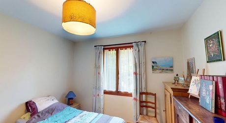 Rare à Montignac-Lascaux : à proximité à pieds des commerces et services, maison de plain-pied offrant grande pièce à vivre, 3 chambres, garage, piscine sur plus de 4000 m2 de terrain plat et arboré.