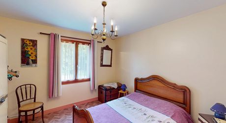 Rare à Montignac-Lascaux : à proximité à pieds des commerces et services, maison de plain-pied offrant grande pièce à vivre, 3 chambres, garage, piscine sur plus de 4000 m2 de terrain plat et arboré.