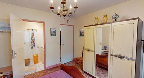 Rare à Montignac-Lascaux : à proximité à pieds des commerces et services, maison de plain-pied offrant grande pièce à vivre, 3 chambres, garage, piscine sur plus de 4000 m2 de terrain plat et arboré.