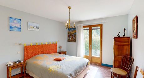 Rare à Montignac-Lascaux : à proximité à pieds des commerces et services, maison de plain-pied offrant grande pièce à vivre, 3 chambres, garage, piscine sur plus de 4000 m2 de terrain plat et arboré.
