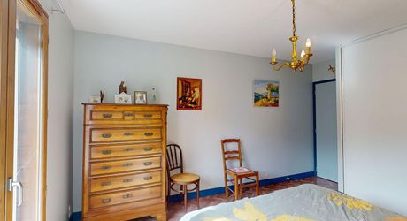 Rare à Montignac-Lascaux : à proximité à pieds des commerces et services, maison de plain-pied offrant grande pièce à vivre, 3 chambres, garage, piscine sur plus de 4000 m2 de terrain plat et arboré.