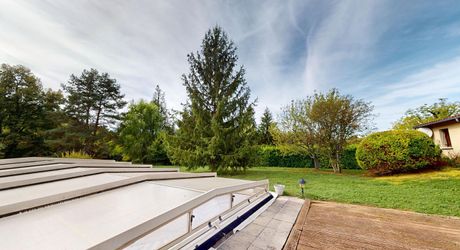 Rare à Montignac-Lascaux : à proximité à pieds des commerces et services, maison de plain-pied offrant grande pièce à vivre, 3 chambres, garage, piscine sur plus de 4000 m2 de terrain plat et arboré.