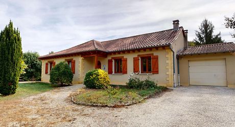 Rare à Montignac-Lascaux : à proximité à pieds des commerces et services, maison de plain-pied offrant grande pièce à vivre, 3 chambres, garage, piscine sur plus de 4000 m2 de terrain plat et arboré.