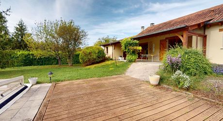 Rare à Montignac-Lascaux : à proximité à pieds des commerces et services, maison de plain-pied offrant grande pièce à vivre, 3 chambres, garage, piscine sur plus de 4000 m2 de terrain plat et arboré.