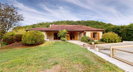 Rare à Montignac-Lascaux : à proximité à pieds des commerces et services, maison de plain-pied offrant grande pièce à vivre, 3 chambres, garage, piscine sur plus de 4000 m2 de terrain plat et arboré.