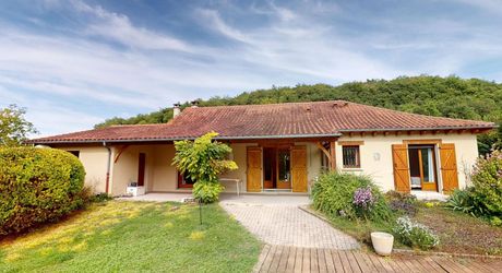 Rare à Montignac-Lascaux : à proximité à pieds des commerces et services, maison de plain-pied offrant grande pièce à vivre, 3 chambres, garage, piscine sur plus de 4000 m2 de terrain plat et arboré.