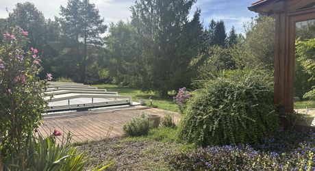 Rare à Montignac-Lascaux : à proximité à pieds des commerces et services, maison de plain-pied offrant grande pièce à vivre, 3 chambres, garage, piscine sur plus de 4000 m2 de terrain plat et arboré.