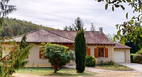 Rare à Montignac-Lascaux : à proximité à pieds des commerces et services, maison de plain-pied offrant grande pièce à vivre, 3 chambres, garage, piscine sur plus de 4000 m2 de terrain plat et arboré.