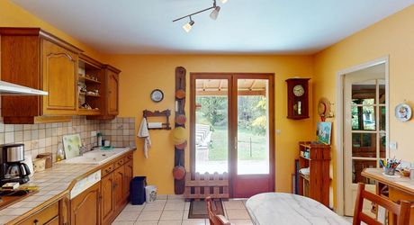 Rare à Montignac-Lascaux : à proximité à pieds des commerces et services, maison de plain-pied offrant grande pièce à vivre, 3 chambres, garage, piscine sur plus de 4000 m2 de terrain plat et arboré.