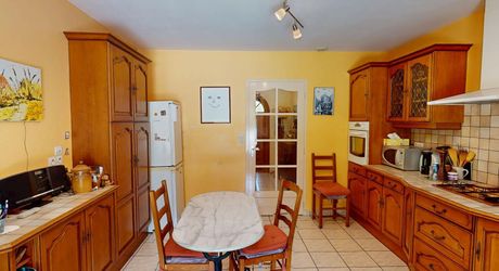 Rare à Montignac-Lascaux : à proximité à pieds des commerces et services, maison de plain-pied offrant grande pièce à vivre, 3 chambres, garage, piscine sur plus de 4000 m2 de terrain plat et arboré.