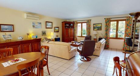 Rare à Montignac-Lascaux : à proximité à pieds des commerces et services, maison de plain-pied offrant grande pièce à vivre, 3 chambres, garage, piscine sur plus de 4000 m2 de terrain plat et arboré.