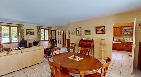 Rare à Montignac-Lascaux : à proximité à pieds des commerces et services, maison de plain-pied offrant grande pièce à vivre, 3 chambres, garage, piscine sur plus de 4000 m2 de terrain plat et arboré.