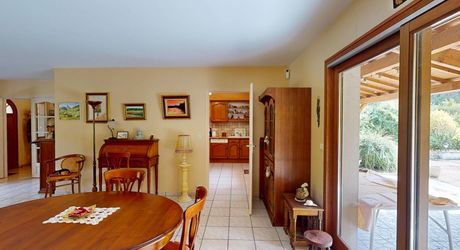 Rare à Montignac-Lascaux : à proximité à pieds des commerces et services, maison de plain-pied offrant grande pièce à vivre, 3 chambres, garage, piscine sur plus de 4000 m2 de terrain plat et arboré.