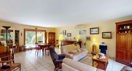 Rare à Montignac-Lascaux : à proximité à pieds des commerces et services, maison de plain-pied offrant grande pièce à vivre, 3 chambres, garage, piscine sur plus de 4000 m2 de terrain plat et arboré.