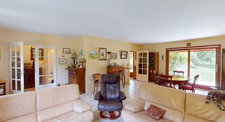 Rare à Montignac-Lascaux : à proximité à pieds des commerces et services, maison de plain-pied offrant grande pièce à vivre, 3 chambres, garage, piscine sur plus de 4000 m2 de terrain plat et arboré.