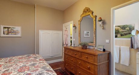 Maison de charme en plein centre de Montignac, la maison de vacance idéale avec 4 chambres et 4 salles d'eau, vendue meublée.