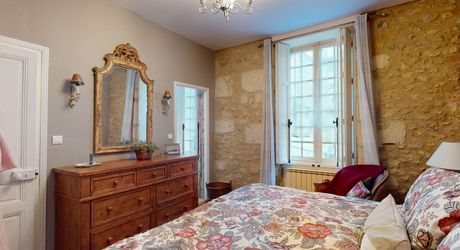 Maison de charme en plein centre de Montignac, la maison de vacance idéale avec 4 chambres et 4 salles d'eau, vendue meublée.