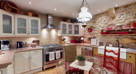 Maison de charme en plein centre de Montignac, la maison de vacance idéale avec 4 chambres et 4 salles d'eau, vendue meublée.
