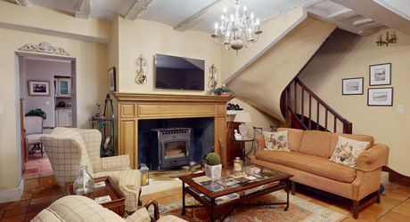 Maison de charme en plein centre de Montignac, la maison de vacance idéale avec 4 chambres et 4 salles d'eau, vendue meublée.