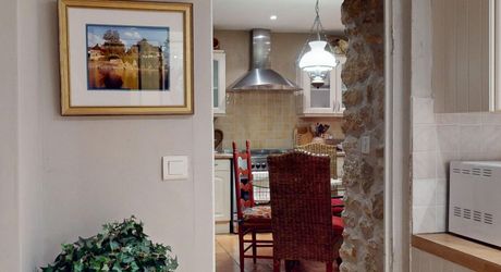 Maison de charme en plein centre de Montignac, la maison de vacance idéale avec 4 chambres et 4 salles d'eau, vendue meublée.