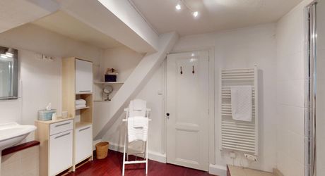 Maison de charme en plein centre de Montignac, la maison de vacance idéale avec 4 chambres et 4 salles d'eau, vendue meublée.