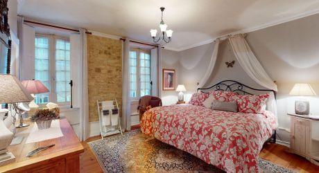 Maison de charme en plein centre de Montignac, la maison de vacance idéale avec 4 chambres et 4 salles d'eau, vendue meublée.