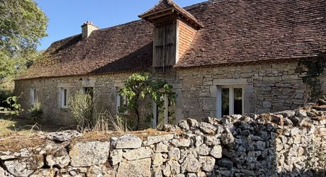Maison de caractère à rénover avec un beau jardin. À saisir!