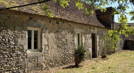 Maison de caractère à rénover avec un beau jardin. À saisir!