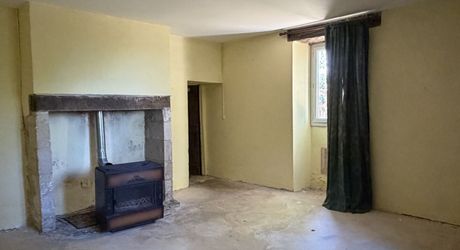 Maison de caractère à rénover avec un beau jardin. À saisir!