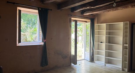 Maison de caractère à rénover avec un beau jardin. À saisir!